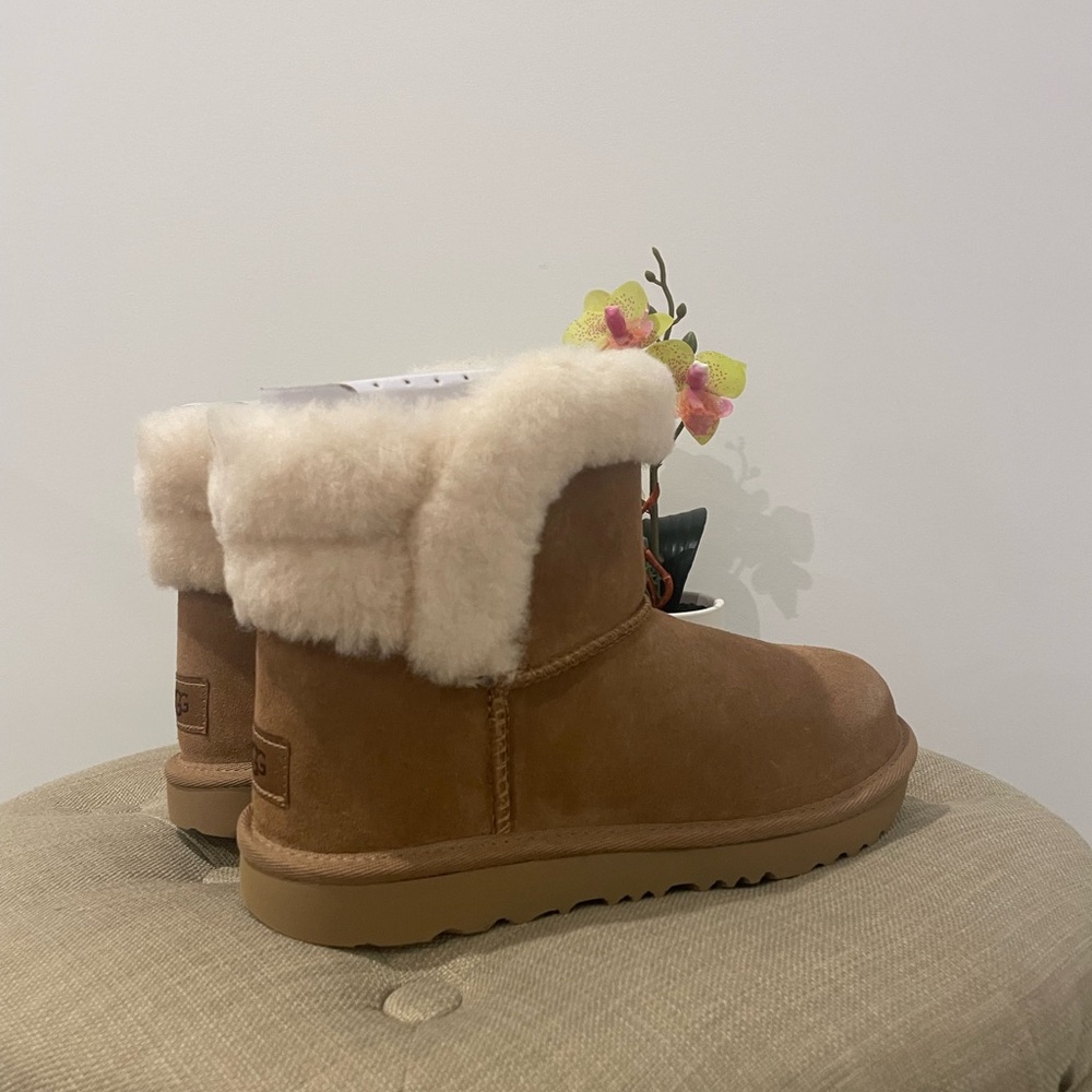 ***SOLD***UGG “Saniya” Shearling Kids Boots. - Picture 6 of 14